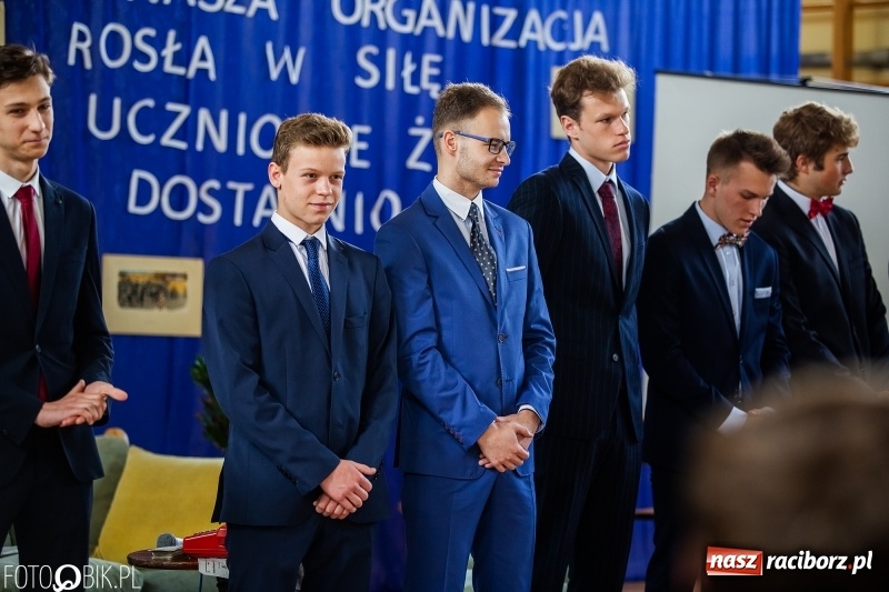 Zdjęcie w galerii na portalu naszraciborz.pl: Uczniowie odebrali świadectwa. Zakończenie roku maturzystów w II LO wiadomości z regionu