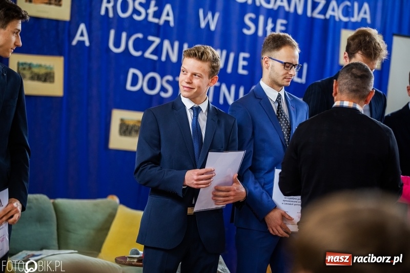 Zdjęcie w galerii na portalu naszraciborz.pl: Uczniowie odebrali świadectwa. Zakończenie roku maturzystów w II LO wiadomości z regionu