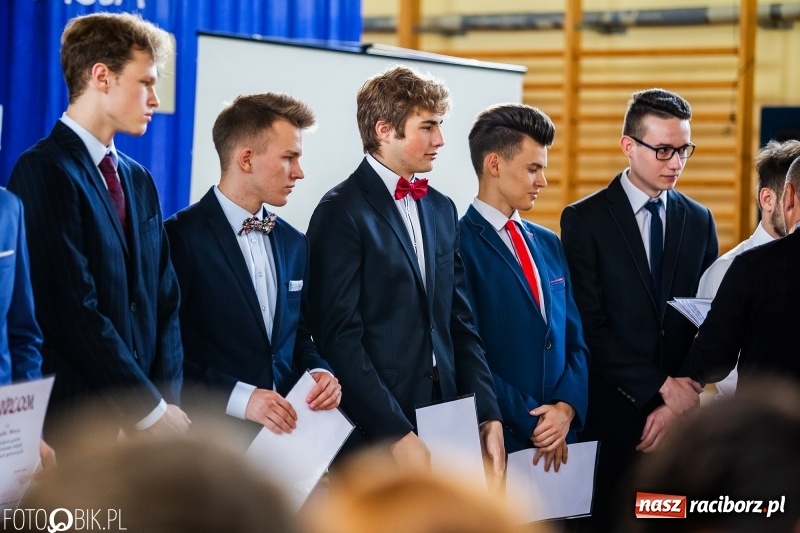 Zdjęcie w galerii na portalu naszraciborz.pl: Uczniowie odebrali świadectwa. Zakończenie roku maturzystów w II LO wiadomości z regionu