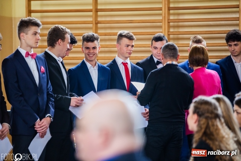 Zdjęcie w galerii na portalu naszraciborz.pl: Uczniowie odebrali świadectwa. Zakończenie roku maturzystów w II LO wiadomości z regionu