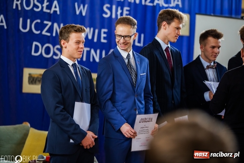 Zdjęcie w galerii na portalu naszraciborz.pl: Uczniowie odebrali świadectwa. Zakończenie roku maturzystów w II LO wiadomości z regionu