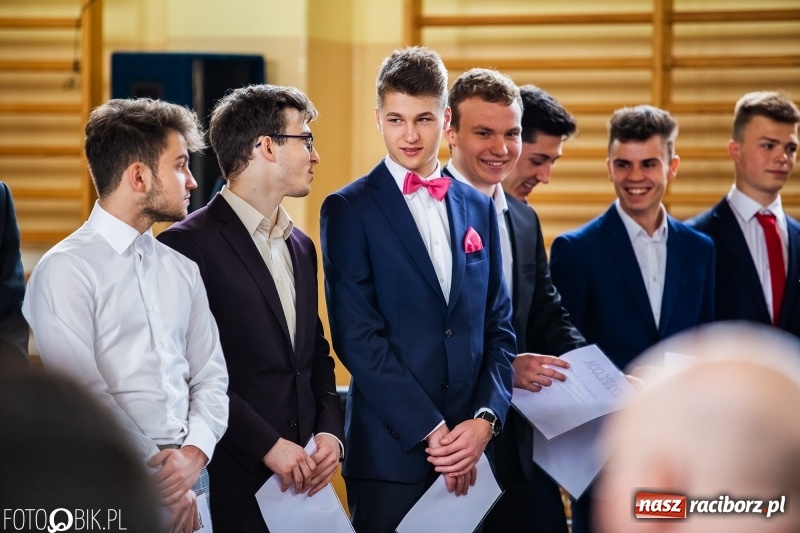 Zdjęcie w galerii na portalu naszraciborz.pl: Uczniowie odebrali świadectwa. Zakończenie roku maturzystów w II LO wiadomości z regionu