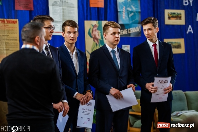 Zdjęcie w galerii na portalu naszraciborz.pl: Uczniowie odebrali świadectwa. Zakończenie roku maturzystów w II LO wiadomości z regionu
