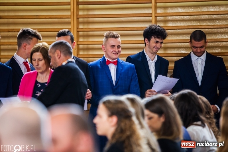 Zdjęcie w galerii na portalu naszraciborz.pl: Uczniowie odebrali świadectwa. Zakończenie roku maturzystów w II LO wiadomości z regionu