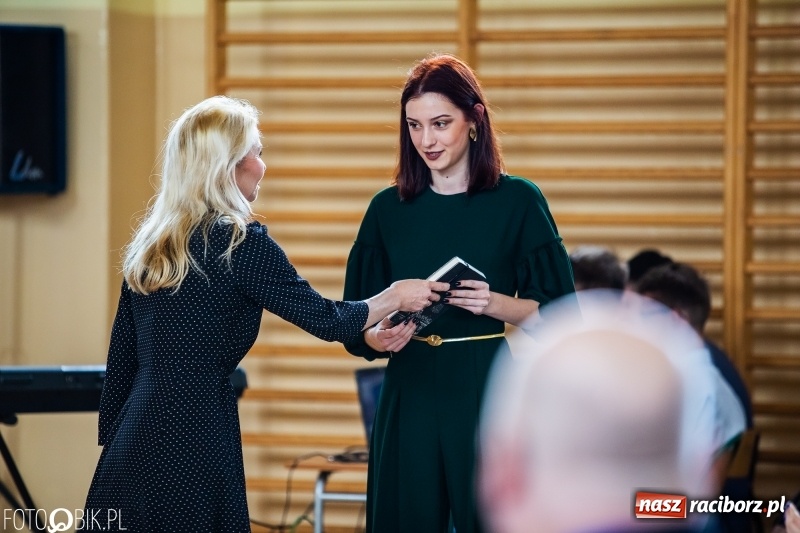 Zdjęcie w galerii na portalu naszraciborz.pl: Uczniowie odebrali świadectwa. Zakończenie roku maturzystów w II LO wiadomości z regionu