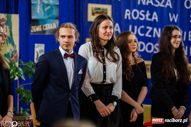 Zdjęcie w galerii na portalu naszraciborz.pl: Uczniowie odebrali świadectwa. Zakończenie roku maturzystów w II LO wiadomości z regionu