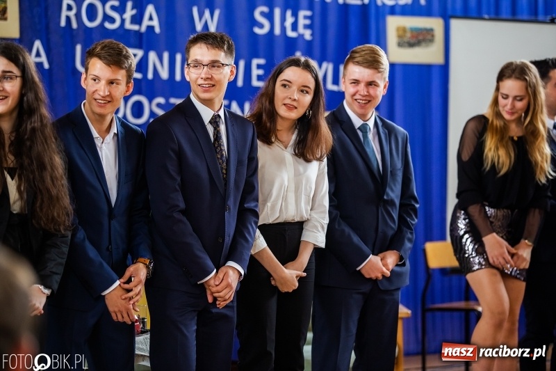 Zdjęcie w galerii na portalu naszraciborz.pl: Uczniowie odebrali świadectwa. Zakończenie roku maturzystów w II LO wiadomości z regionu