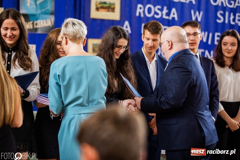 Zdjęcie w galerii na portalu naszraciborz.pl: Uczniowie odebrali świadectwa. Zakończenie roku maturzystów w II LO wiadomości z regionu