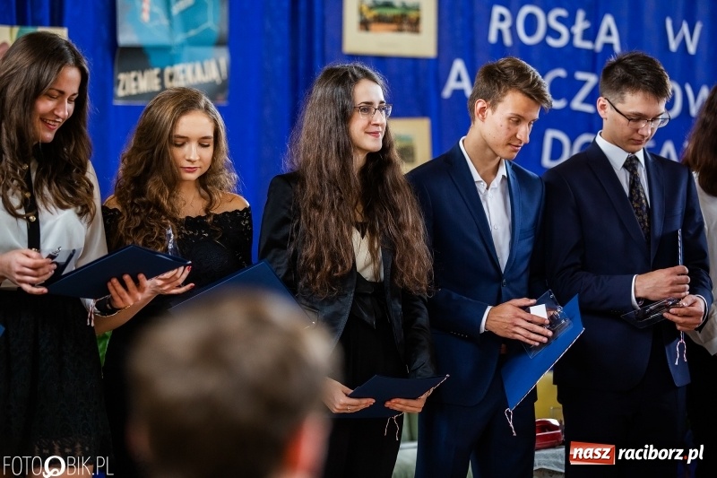 Zdjęcie w galerii na portalu naszraciborz.pl: Uczniowie odebrali świadectwa. Zakończenie roku maturzystów w II LO wiadomości z regionu