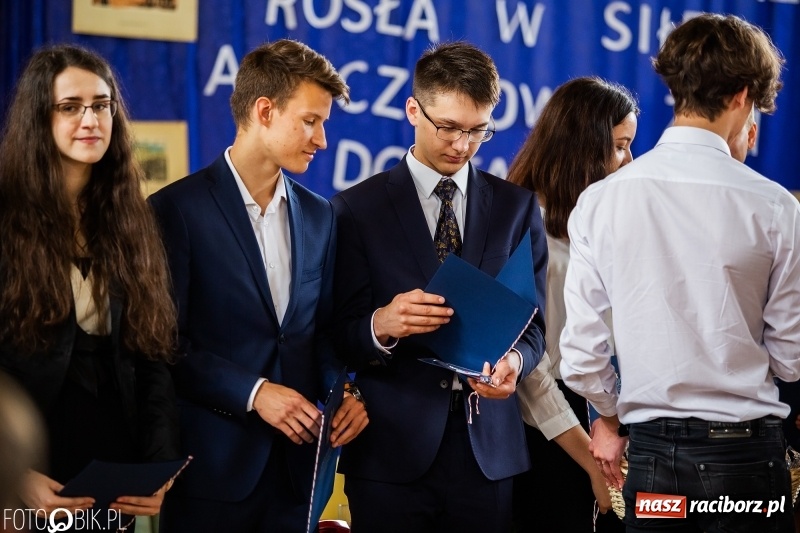 Zdjęcie w galerii na portalu naszraciborz.pl: Uczniowie odebrali świadectwa. Zakończenie roku maturzystów w II LO wiadomości z regionu