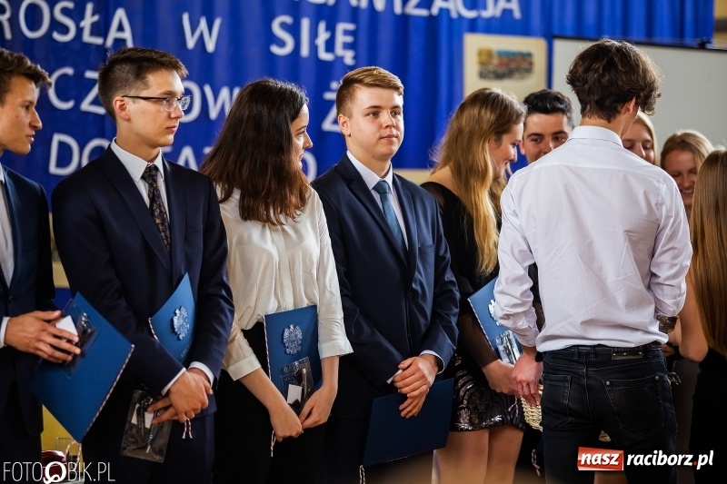Zdjęcie w galerii na portalu naszraciborz.pl: Uczniowie odebrali świadectwa. Zakończenie roku maturzystów w II LO wiadomości z regionu