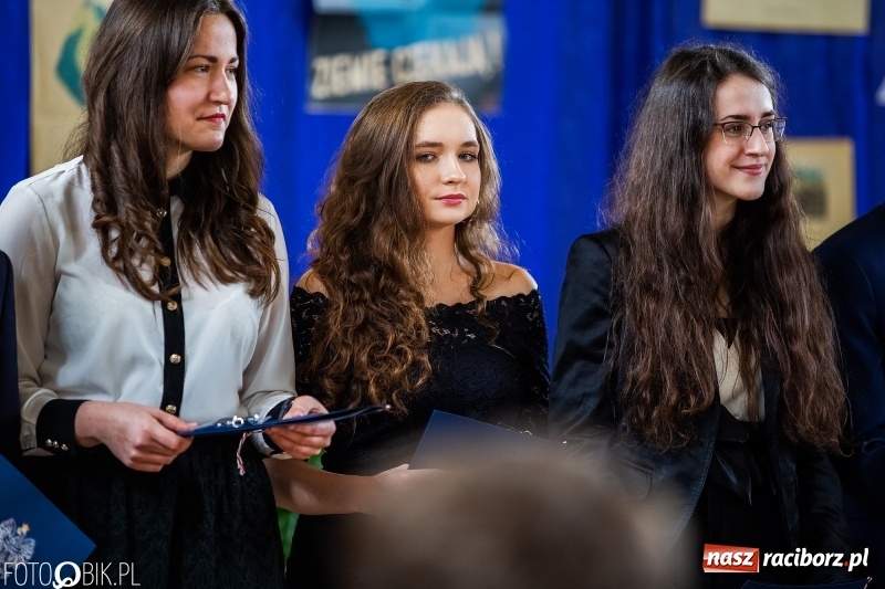 Zdjęcie w galerii na portalu naszraciborz.pl: Uczniowie odebrali świadectwa. Zakończenie roku maturzystów w II LO wiadomości z regionu