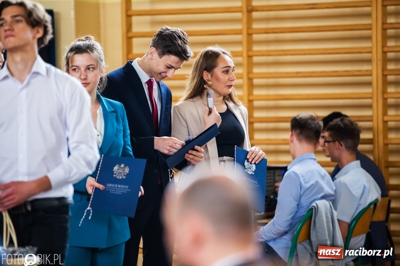 Zdjęcie w galerii na portalu naszraciborz.pl: Uczniowie odebrali świadectwa. Zakończenie roku maturzystów w II LO wiadomości z regionu