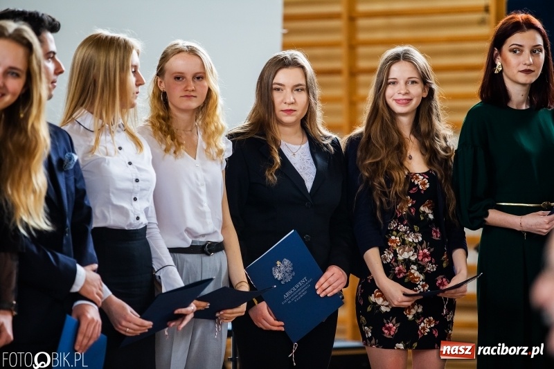 Zdjęcie w galerii na portalu naszraciborz.pl: Uczniowie odebrali świadectwa. Zakończenie roku maturzystów w II LO wiadomości z regionu