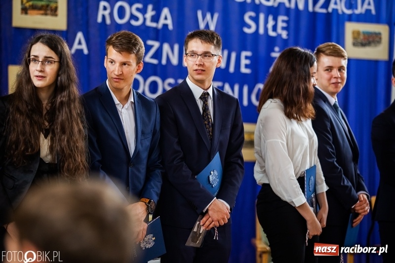 Zdjęcie w galerii na portalu naszraciborz.pl: Uczniowie odebrali świadectwa. Zakończenie roku maturzystów w II LO wiadomości z regionu