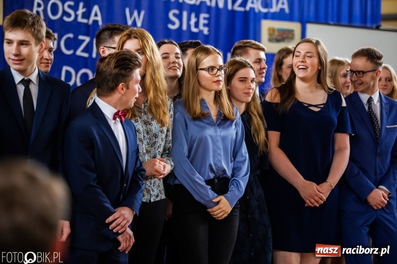 Zdjęcie w galerii na portalu naszraciborz.pl: Uczniowie odebrali świadectwa. Zakończenie roku maturzystów w II LO wiadomości z regionu