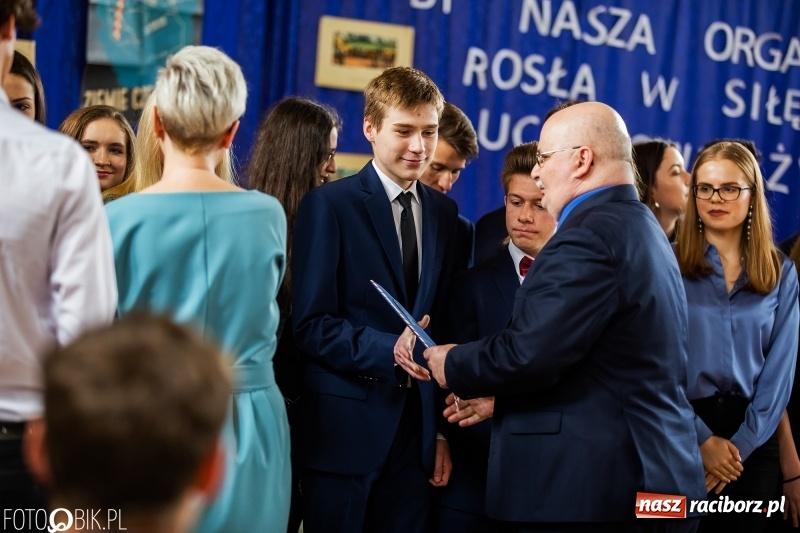Zdjęcie w galerii na portalu naszraciborz.pl: Uczniowie odebrali świadectwa. Zakończenie roku maturzystów w II LO wiadomości z regionu