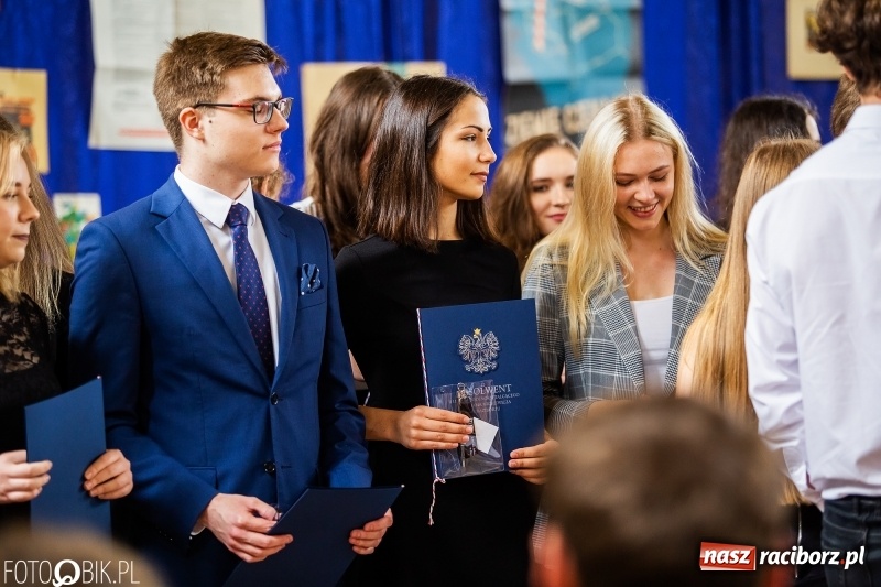 Zdjęcie w galerii na portalu naszraciborz.pl: Uczniowie odebrali świadectwa. Zakończenie roku maturzystów w II LO wiadomości z regionu