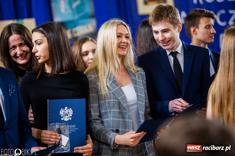 Zdjęcie w galerii na portalu naszraciborz.pl: Uczniowie odebrali świadectwa. Zakończenie roku maturzystów w II LO wiadomości z regionu