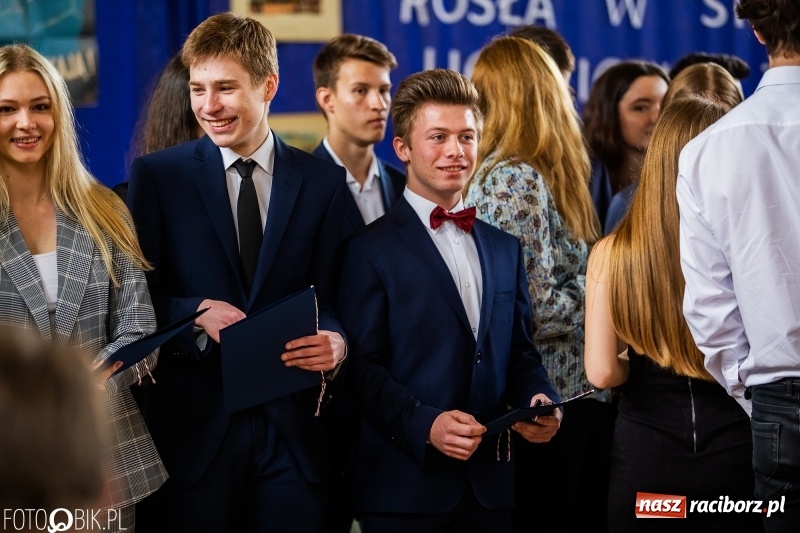 Zdjęcie w galerii na portalu naszraciborz.pl: Uczniowie odebrali świadectwa. Zakończenie roku maturzystów w II LO wiadomości z regionu