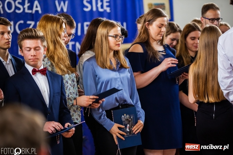 Zdjęcie w galerii na portalu naszraciborz.pl: Uczniowie odebrali świadectwa. Zakończenie roku maturzystów w II LO wiadomości z regionu
