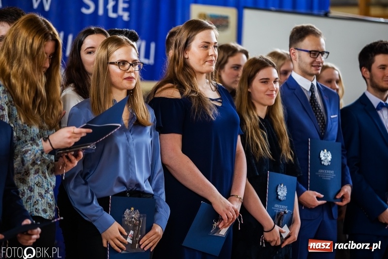 Zdjęcie w galerii na portalu naszraciborz.pl: Uczniowie odebrali świadectwa. Zakończenie roku maturzystów w II LO wiadomości z regionu