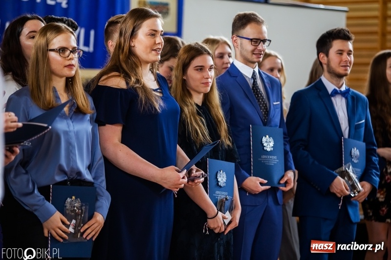 Zdjęcie w galerii na portalu naszraciborz.pl: Uczniowie odebrali świadectwa. Zakończenie roku maturzystów w II LO wiadomości z regionu