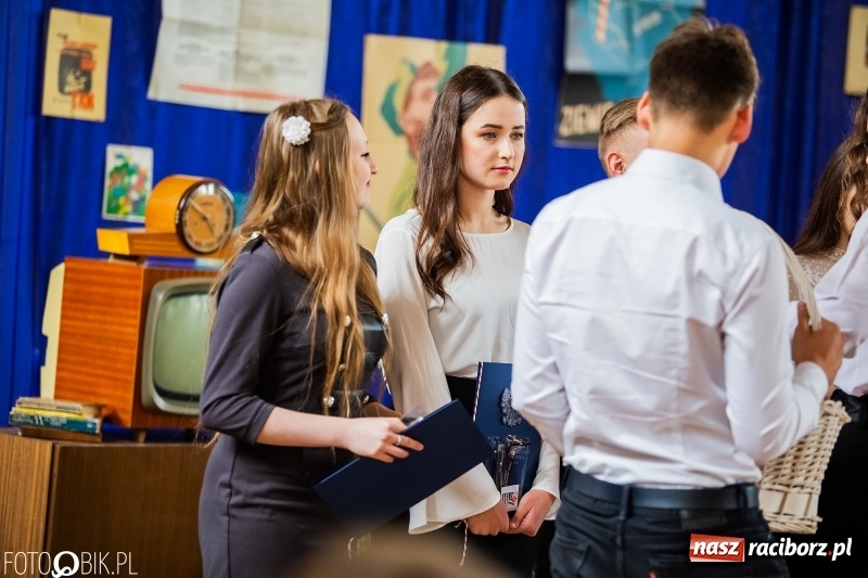 Zdjęcie w galerii na portalu naszraciborz.pl: Uczniowie odebrali świadectwa. Zakończenie roku maturzystów w II LO wiadomości z regionu