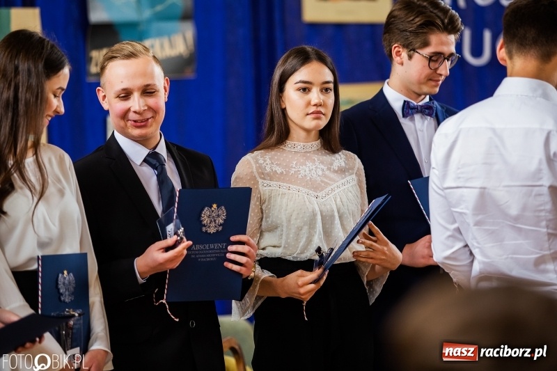 Zdjęcie w galerii na portalu naszraciborz.pl: Uczniowie odebrali świadectwa. Zakończenie roku maturzystów w II LO wiadomości z regionu