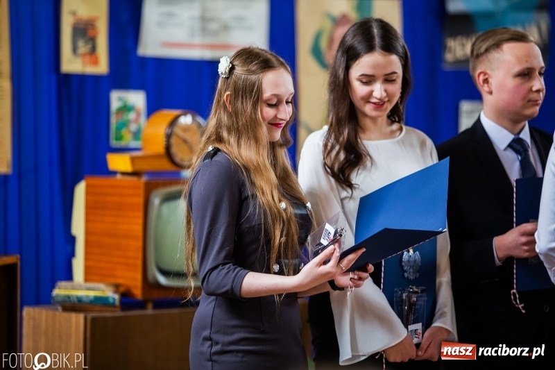 Zdjęcie w galerii na portalu naszraciborz.pl: Uczniowie odebrali świadectwa. Zakończenie roku maturzystów w II LO wiadomości z regionu