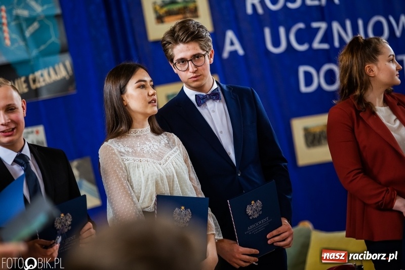 Zdjęcie w galerii na portalu naszraciborz.pl: Uczniowie odebrali świadectwa. Zakończenie roku maturzystów w II LO wiadomości z regionu