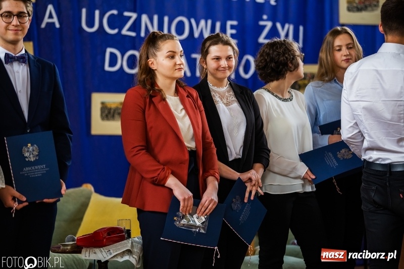 Zdjęcie w galerii na portalu naszraciborz.pl: Uczniowie odebrali świadectwa. Zakończenie roku maturzystów w II LO wiadomości z regionu