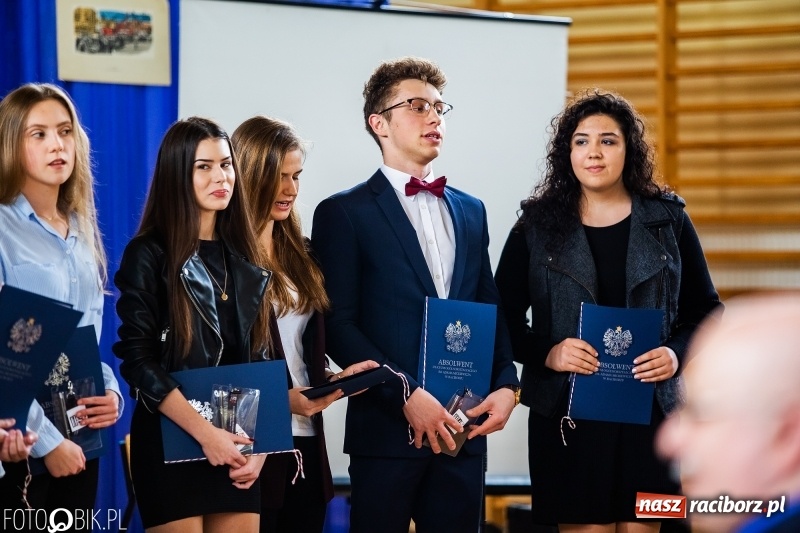 Zdjęcie w galerii na portalu naszraciborz.pl: Uczniowie odebrali świadectwa. Zakończenie roku maturzystów w II LO wiadomości z regionu