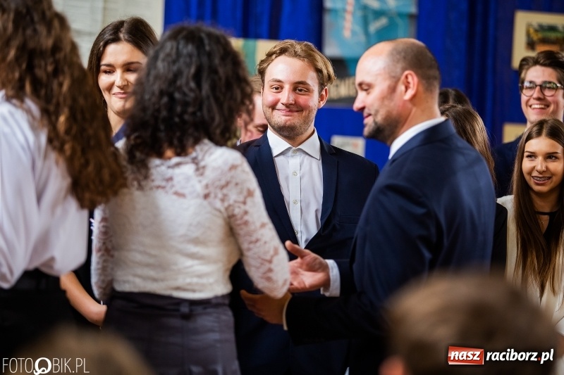Zdjęcie w galerii na portalu naszraciborz.pl: Uczniowie odebrali świadectwa. Zakończenie roku maturzystów w II LO wiadomości z regionu