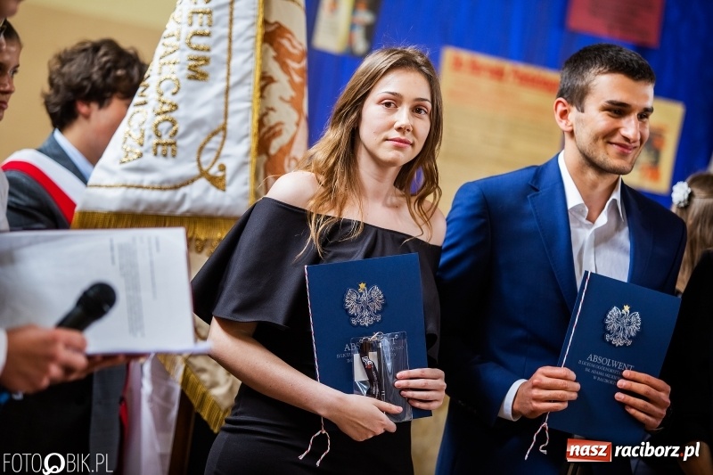 Zdjęcie w galerii na portalu naszraciborz.pl: Uczniowie odebrali świadectwa. Zakończenie roku maturzystów w II LO wiadomości z regionu