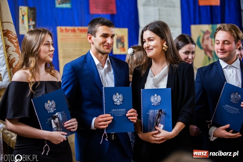 Zdjęcie w galerii na portalu naszraciborz.pl: Uczniowie odebrali świadectwa. Zakończenie roku maturzystów w II LO wiadomości z regionu
