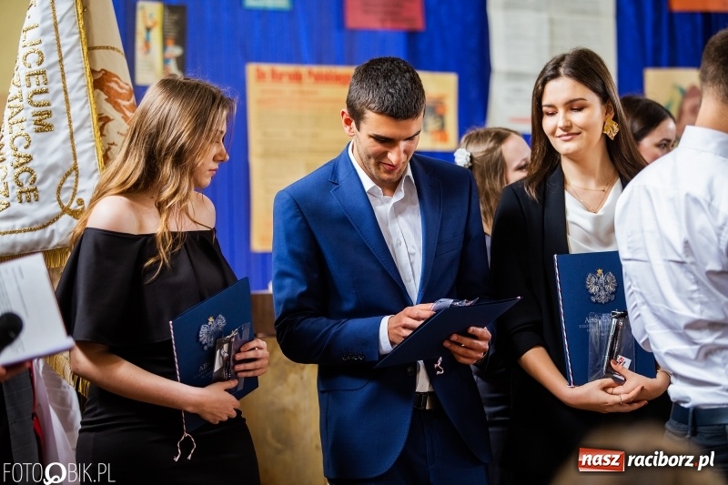 Zdjęcie w galerii na portalu naszraciborz.pl: Uczniowie odebrali świadectwa. Zakończenie roku maturzystów w II LO wiadomości z regionu