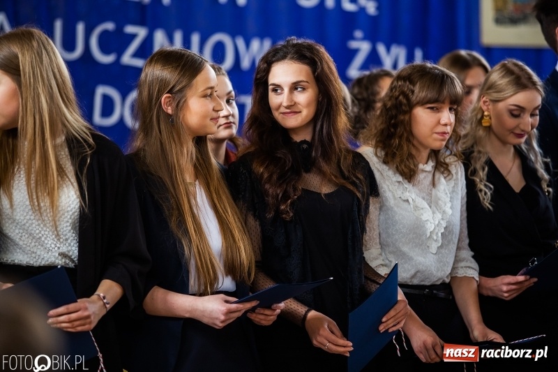 Zdjęcie w galerii na portalu naszraciborz.pl: Uczniowie odebrali świadectwa. Zakończenie roku maturzystów w II LO wiadomości z regionu