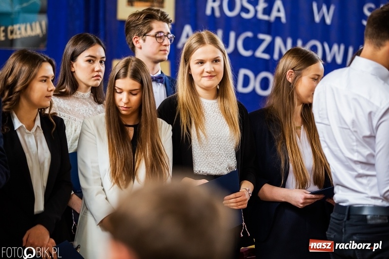 Zdjęcie w galerii na portalu naszraciborz.pl: Uczniowie odebrali świadectwa. Zakończenie roku maturzystów w II LO wiadomości z regionu