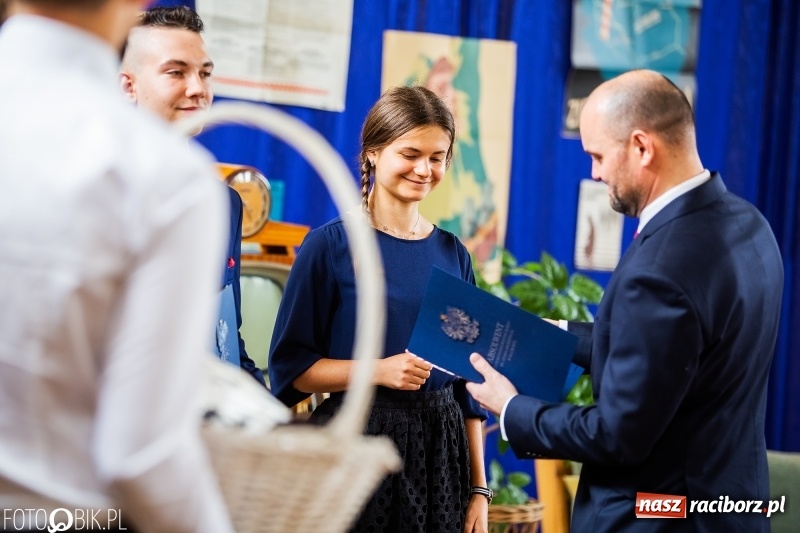 Zdjęcie w galerii na portalu naszraciborz.pl: Uczniowie odebrali świadectwa. Zakończenie roku maturzystów w II LO wiadomości z regionu