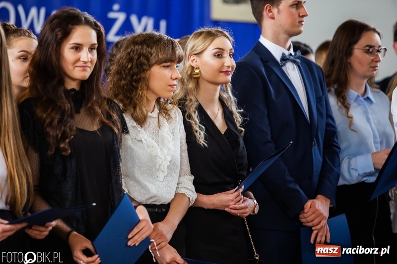Zdjęcie w galerii na portalu naszraciborz.pl: Uczniowie odebrali świadectwa. Zakończenie roku maturzystów w II LO wiadomości z regionu