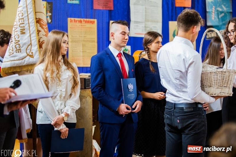 Zdjęcie w galerii na portalu naszraciborz.pl: Uczniowie odebrali świadectwa. Zakończenie roku maturzystów w II LO wiadomości z regionu