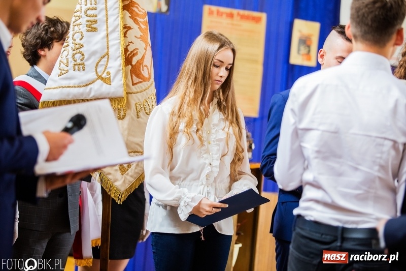 Zdjęcie w galerii na portalu naszraciborz.pl: Uczniowie odebrali świadectwa. Zakończenie roku maturzystów w II LO wiadomości z regionu