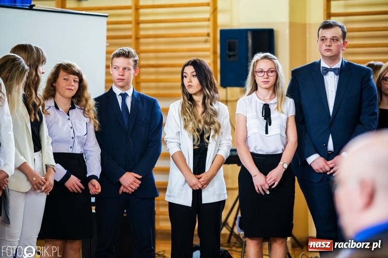 Zdjęcie w galerii na portalu naszraciborz.pl: Uczniowie odebrali świadectwa. Zakończenie roku maturzystów w II LO wiadomości z regionu
