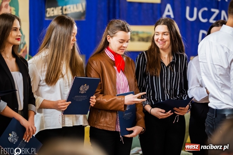 Zdjęcie w galerii na portalu naszraciborz.pl: Uczniowie odebrali świadectwa. Zakończenie roku maturzystów w II LO wiadomości z regionu