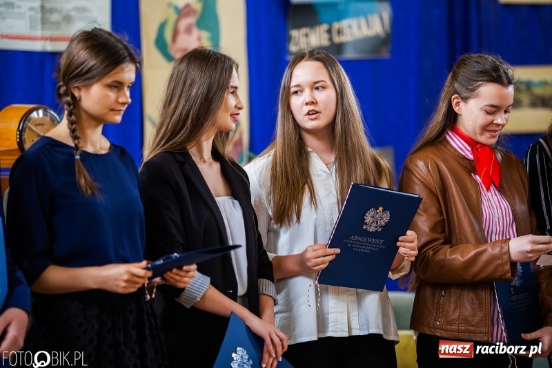 Zdjęcie w galerii na portalu naszraciborz.pl: Uczniowie odebrali świadectwa. Zakończenie roku maturzystów w II LO wiadomości z regionu