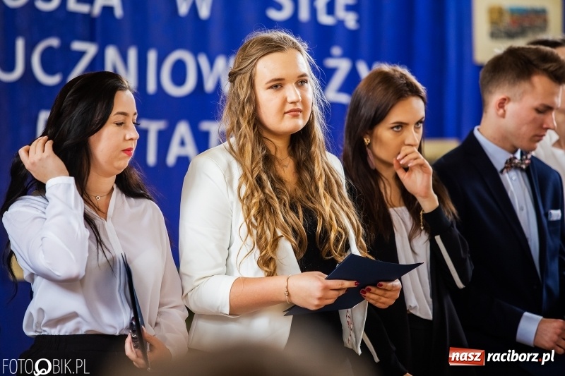 Zdjęcie w galerii na portalu naszraciborz.pl: Uczniowie odebrali świadectwa. Zakończenie roku maturzystów w II LO wiadomości z regionu