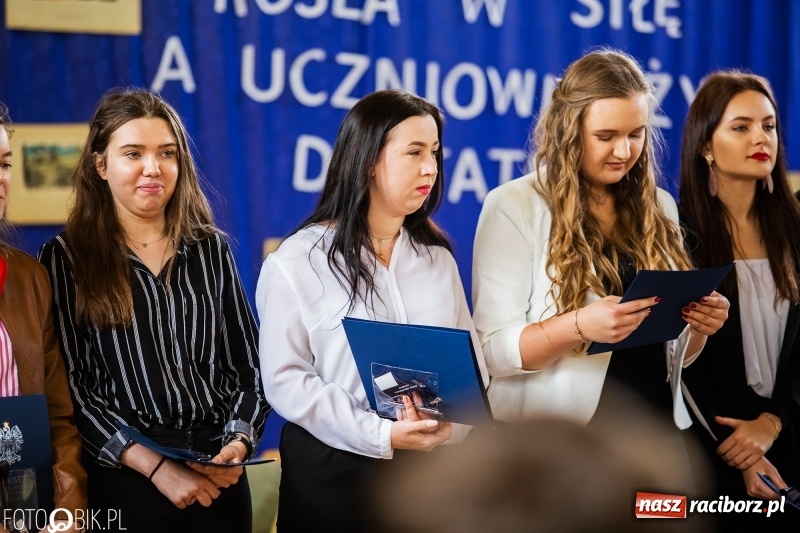 Zdjęcie w galerii na portalu naszraciborz.pl: Uczniowie odebrali świadectwa. Zakończenie roku maturzystów w II LO wiadomości z regionu