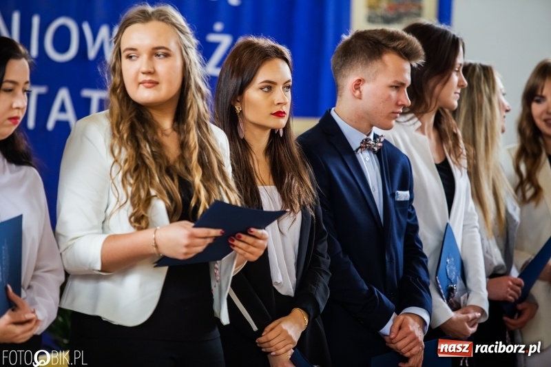 Zdjęcie w galerii na portalu naszraciborz.pl: Uczniowie odebrali świadectwa. Zakończenie roku maturzystów w II LO wiadomości z regionu