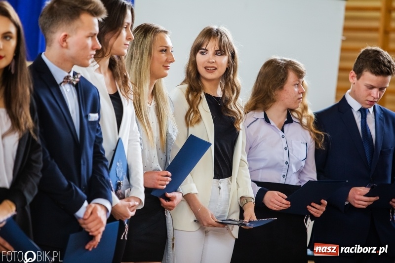 Zdjęcie w galerii na portalu naszraciborz.pl: Uczniowie odebrali świadectwa. Zakończenie roku maturzystów w II LO wiadomości z regionu